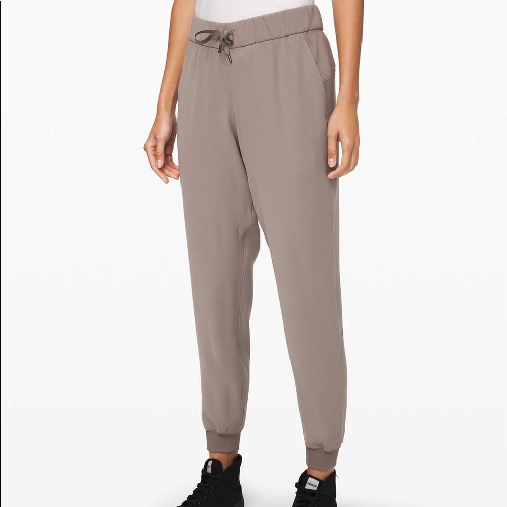 NEW WITH TAGS lululemon Women’s On The Fly Jogger